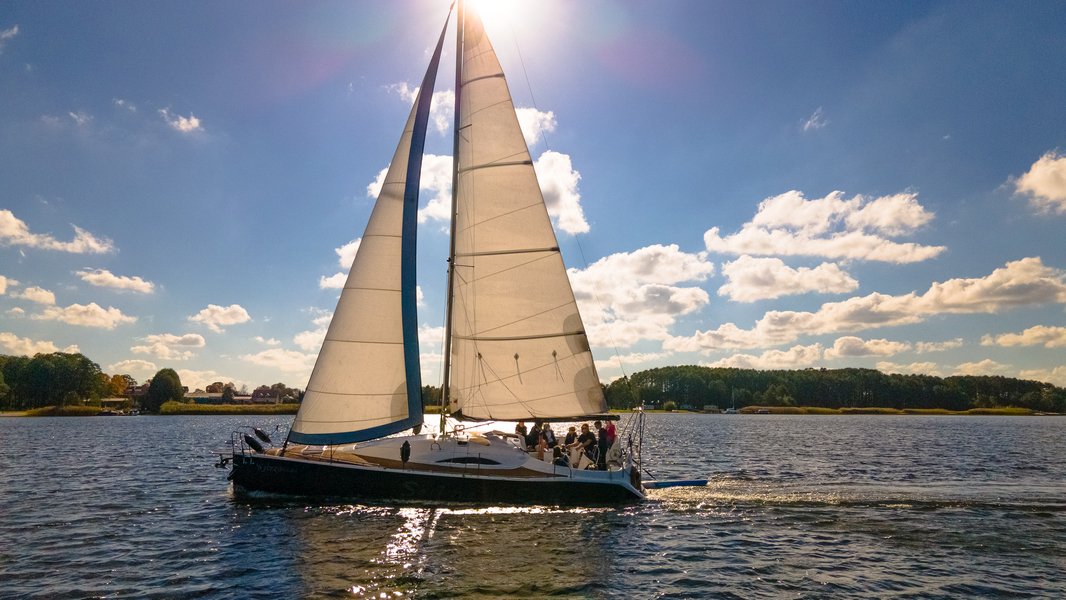 Zdjęcie na okładce dla Sailing Life Style – Rejsy komfortowym jachtem po Mazurach | Port Mazurski Raj - Piaski